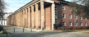 Potsdam verbunden. Der Zeitungswissenschaftler Hans Traub heiratete 1930 in der Garnisonkirche – später baute er die Ufa-Lehrschau in Babelsberg auf. Das Backsteingebäude, in dem die Ausstellung und das Archiv der Lehrschau untergebracht waren, steht noch heute. Traub starb am 18. Dezember 1943 42-jährig an den Spätfolgen einer Blutvergiftung. Zum Verbleib der Ufa-Lehrschau gibt es nur Gerüchte.