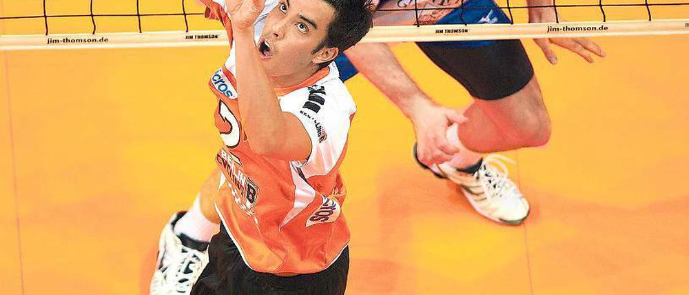 Hoch den Ball. Kawika Shoji überzeugt bei den Berlin Volleys mit seinen Zuspielen.