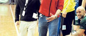 Zwei außer Rand und Band. Füchse-Manager Bob Hanning (links) und Trainer Dagur Sigurdsson meckern hier.