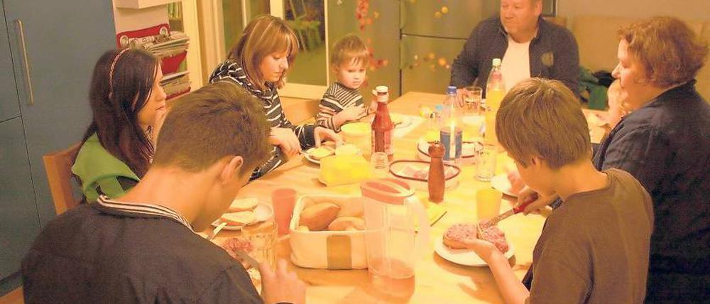 Stullen pünktlich um 18 Uhr. Einen normalen Familienalltag mit gemeinsamen Abendessen kennen viele Kinder, die in der Wohngruppe leben, von zu Hause nicht.