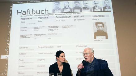 „Ich habe meine Freunde an diesem Tag zum letzten Mal gesehen.“ Hermann Schlüter im Gespräch mit der Gedenkstättenleiterin Ines Reich. Im Hintergrund das digitale Haftbuch mit dem Eintrag für den Potsdamer Zeitzeugen Peter Seele.