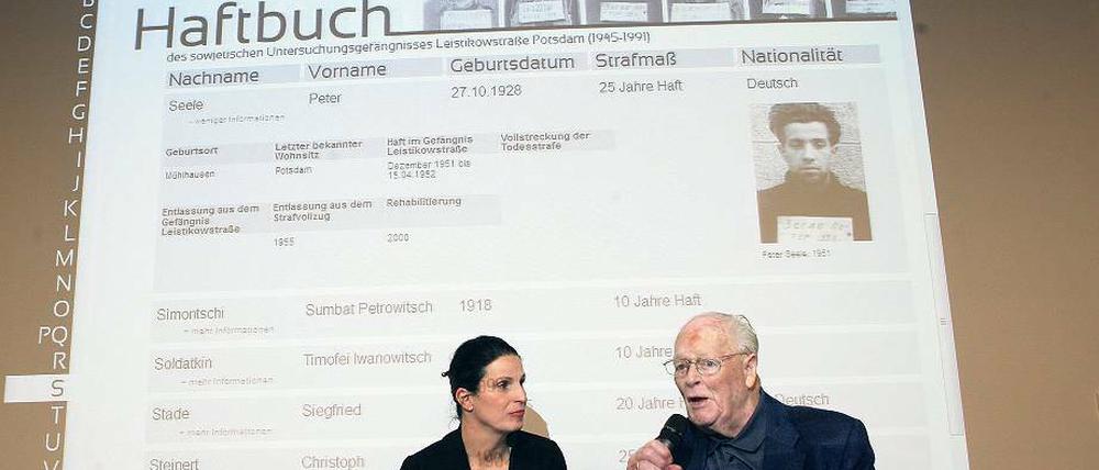 „Ich habe meine Freunde an diesem Tag zum letzten Mal gesehen.“ Hermann Schlüter im Gespräch mit der Gedenkstättenleiterin Ines Reich. Im Hintergrund das digitale Haftbuch mit dem Eintrag für den Potsdamer Zeitzeugen Peter Seele.