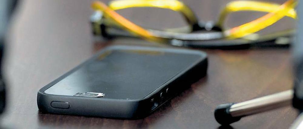 Leitung zum Minister. Das Mobiltelefon von Justizminister Volkmar Schöneburg am Donnerstag auf einer Pressekonferenz in Potsdam.