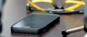 Leitung zum Minister. Das Mobiltelefon von Justizminister Volkmar Schöneburg am Donnerstag auf einer Pressekonferenz in Potsdam.