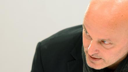 Brandenburgs Justizminister Volkmar Schöneburg (Die Linke) am Samstagabend kurz nach seiner Rücktrittserklärung in einem Hotel in Potsdam (Brandenburg). Der 55-jährige frühere Anwalt zieht damit Konsequenzen aus Vorwürfen, er habe Häftlinge begünstigt, die seine früheren Mandanten waren.