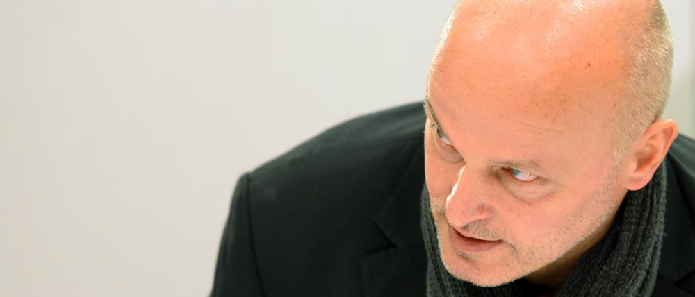 Brandenburgs Justizminister Volkmar Schöneburg (Die Linke) am Samstagabend kurz nach seiner Rücktrittserklärung in einem Hotel in Potsdam (Brandenburg). Der 55-jährige frühere Anwalt zieht damit Konsequenzen aus Vorwürfen, er habe Häftlinge begünstigt, die seine früheren Mandanten waren.