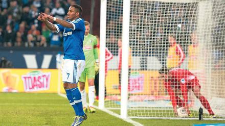 Ein Hüpfer zum 2:0. Jefferson Farfán erzielt Schalkes zweites Tor vom Elfmeterpunkt. Ein Freiburger Eigentor hatte Schalke in Führung gebracht. Aus dem Spiel heraus kamen beide Teams kaum zu Chancen.