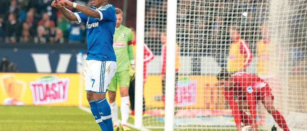 Ein Hüpfer zum 2:0. Jefferson Farfán erzielt Schalkes zweites Tor vom Elfmeterpunkt. Ein Freiburger Eigentor hatte Schalke in Führung gebracht. Aus dem Spiel heraus kamen beide Teams kaum zu Chancen.