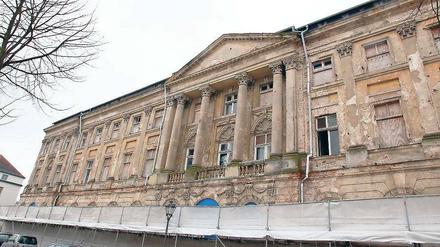 Bald wieder prachtvoll: An der Fassade des Brockesschen Palais sind noch Einschüsse und Einschläge von Granatsplittern aus dem Zweiten Weltkrieg zu erkennen. In dem Haus in der Yorckstraße sollen nun rund 100 Wohnungen entstehen.
