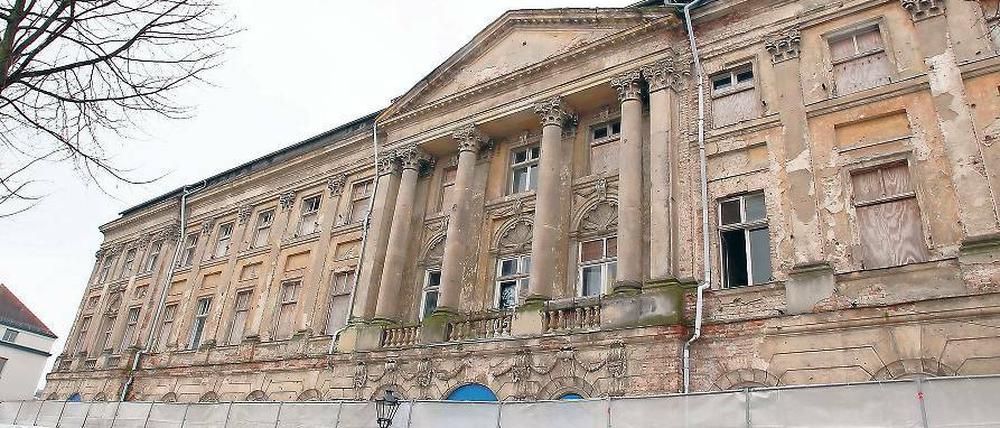 Bald wieder prachtvoll: An der Fassade des Brockesschen Palais sind noch Einschüsse und Einschläge von Granatsplittern aus dem Zweiten Weltkrieg zu erkennen. In dem Haus in der Yorckstraße sollen nun rund 100 Wohnungen entstehen.