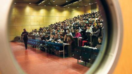 Auf Umwegen. Ohne Grundgesetzänderung müssen Bundesgelder für Hochschulen weiterhin am Kooperationsverbot vorbeigeschleust werden.