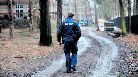 Polizei auf Bushidos Grundstück. Die Ermittler haben im Haus jetzt flüssigen Brandbeschleuniger gefunden.