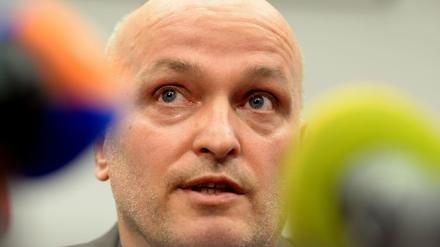Brandenburgs Justizminister Volkmar Schöneburg (Linke) während eines Pressekonferenz im Justizministerium in Potsdam (Brandenburg). Dem 55-Jährigen wird Begünstigung von zwei Sexualstraftätern vorgeworfen.