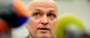 Brandenburgs Justizminister Volkmar Schöneburg (Linke) während eines Pressekonferenz im Justizministerium in Potsdam (Brandenburg). Dem 55-Jährigen wird Begünstigung von zwei Sexualstraftätern vorgeworfen.