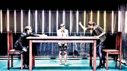 Recht hat immer der, der spricht? Was Worte alles können, verhandeln Richard Lingscheidt, Philipp Buder und Carolin Wiedenbröker (v.l.n.r.) in der Peter-Handke-Adaption „Kaspar“ am Hans Otto Theater.