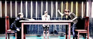 Recht hat immer der, der spricht? Was Worte alles können, verhandeln Richard Lingscheidt, Philipp Buder und Carolin Wiedenbröker (v.l.n.r.) in der Peter-Handke-Adaption „Kaspar“ am Hans Otto Theater.