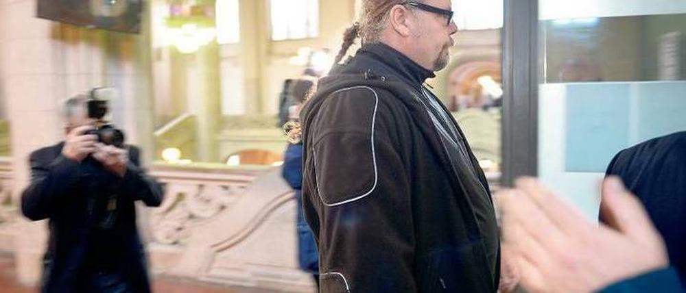 Verschwiegener Zeuge. André S., lange der Chef der Ost-Berliner Hells Angels, erscheint im Prozess gegen Holger B. und sagt: nichts.