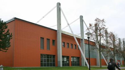 Wackliges Konstrukt: Schnee würde das Dach der Sporthalle wohl nicht mehr aushalten.