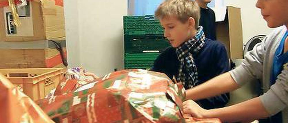Kinder helfen Kindern. Über 100 Geschenke haben die Schüler gesammelt.