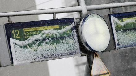 Trotz Schneesturm hatte der Schaffner kein Erbarmen: Er warf Mutter und Kind in Hennigsdorf aus dem Zug.