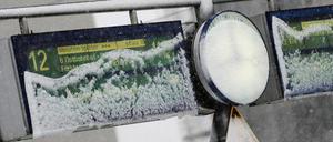 Trotz Schneesturm hatte der Schaffner kein Erbarmen: Er warf Mutter und Kind in Hennigsdorf aus dem Zug.