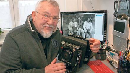 „Toll, hier ist ’was los.“ Lutz Hannemann mit einer Linhof-Spezialkamera. Das Monitorbild zeigt Hannemann (M.) mit Kosmonaut Sigmund Jähn (re.).