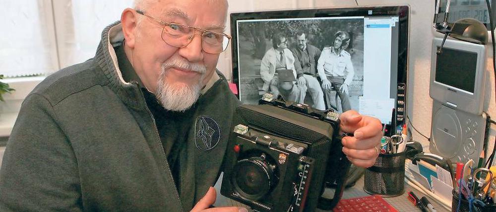 „Toll, hier ist ’was los.“ Lutz Hannemann mit einer Linhof-Spezialkamera. Das Monitorbild zeigt Hannemann (M.) mit Kosmonaut Sigmund Jähn (re.).