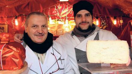 Umbrische Spezialitäten. Domenico Giacomino und sein Sohn Teodosio bieten auf dem Weihnachtsmarkt in der Brandenburger Straße Köstlichkeiten aus Potsdams Partnerstadt Perugia an. Schinken, Wurst und typisch italienischer Käse gehören dazu. Ein heißer Glühwein gehört aber auch zum Angebot.