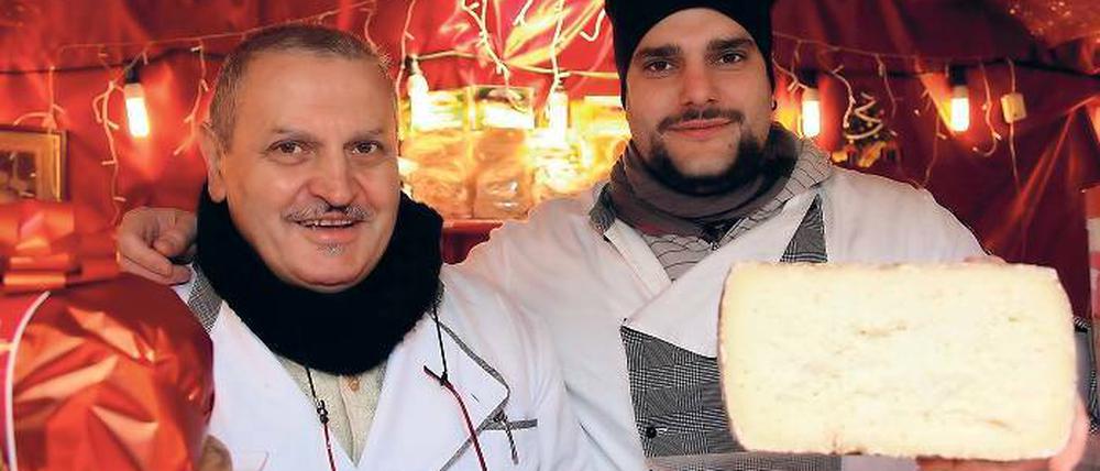 Umbrische Spezialitäten. Domenico Giacomino und sein Sohn Teodosio bieten auf dem Weihnachtsmarkt in der Brandenburger Straße Köstlichkeiten aus Potsdams Partnerstadt Perugia an. Schinken, Wurst und typisch italienischer Käse gehören dazu. Ein heißer Glühwein gehört aber auch zum Angebot.