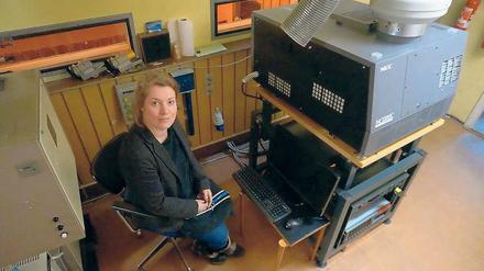 Umgerüstet. Valeska Hanel verspricht gestochen scharfe Bilder mit dem neuen Digital-Projektor in den Kammerspielen.