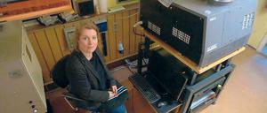 Umgerüstet. Valeska Hanel verspricht gestochen scharfe Bilder mit dem neuen Digital-Projektor in den Kammerspielen.