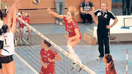 Kein Durchkommen. Auch Potsdams Neuzugang Marie-Pier Murray Methot aus Kanada konnte bei ihrem ersten Einsatz im roten Trikot die 1:3-Niederlage des SC Potsdam gegen Aachen im letzten Meisterschaftsspiel des Jahres nicht verhindern.