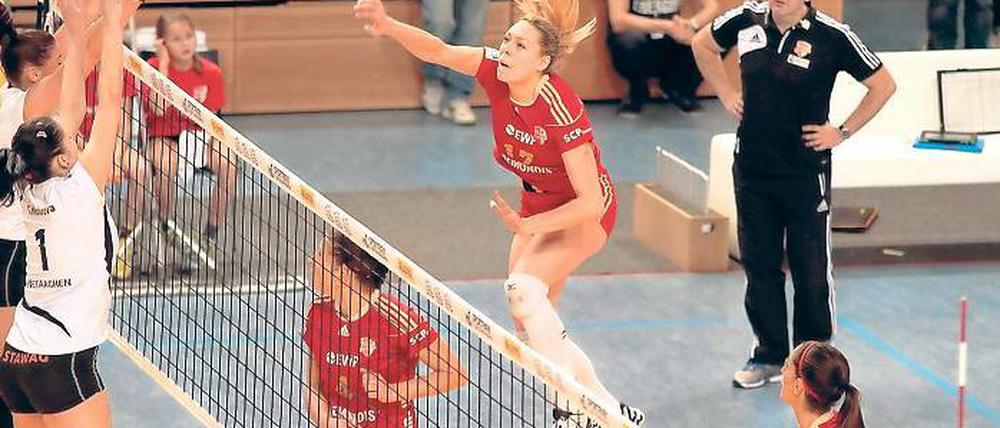 Kein Durchkommen. Auch Potsdams Neuzugang Marie-Pier Murray Methot aus Kanada konnte bei ihrem ersten Einsatz im roten Trikot die 1:3-Niederlage des SC Potsdam gegen Aachen im letzten Meisterschaftsspiel des Jahres nicht verhindern.