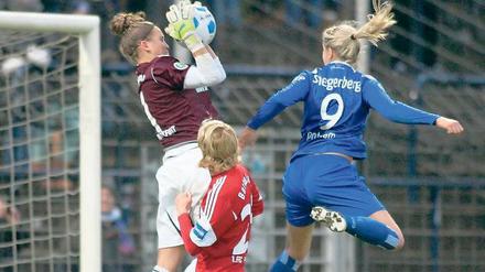 Kein Durchkommen. Frankfurts Keeperin Desiree Schumann, die jahrelang bei Turbine Potsdam spielte, ließ im Spitzenspiel der Frauen-Bundesliga am Sonntagnachmittag kein einziges Tor für die Gastgeberinnen zu.