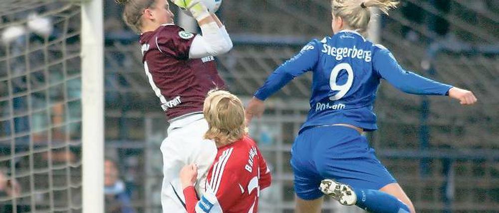 Kein Durchkommen. Frankfurts Keeperin Desiree Schumann, die jahrelang bei Turbine Potsdam spielte, ließ im Spitzenspiel der Frauen-Bundesliga am Sonntagnachmittag kein einziges Tor für die Gastgeberinnen zu.
