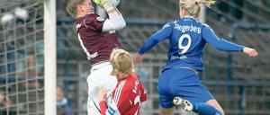 Kein Durchkommen. Frankfurts Keeperin Desiree Schumann, die jahrelang bei Turbine Potsdam spielte, ließ im Spitzenspiel der Frauen-Bundesliga am Sonntagnachmittag kein einziges Tor für die Gastgeberinnen zu.