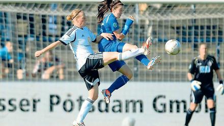 Der deutsche Klassiker im Frauenfußball. Frankfurts Melanie Behringer (links) und Potsdams Lisa Evans könnten sich wie hier vor Jahresfrist auch am Sonntag im Spitzenspiel der Frauenfußball-Bundesliga am Babelsberger Park wieder ein Duell liefern.