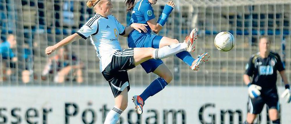 Der deutsche Klassiker im Frauenfußball. Frankfurts Melanie Behringer (links) und Potsdams Lisa Evans könnten sich wie hier vor Jahresfrist auch am Sonntag im Spitzenspiel der Frauenfußball-Bundesliga am Babelsberger Park wieder ein Duell liefern.