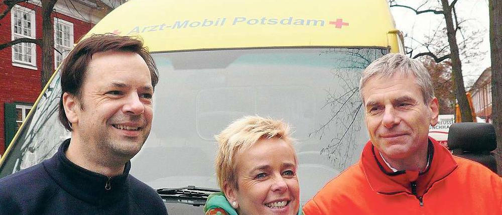 Mobile Hilfe. Die Ärzte Karhausen (l.) und Schütz (r.) mit Schwester Antje.