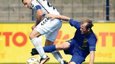 Nicht zu halten. Babelsbergs Süleyman Koc (links) im Zweikampf mit Sebastian Seifert vom 1. FC Lok. Am Sonntag werden beide Spieler erneut aufeinandertreffen – wenn die Partie in Leipzig ausgetragen werden kann.