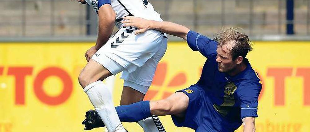 Nicht zu halten. Babelsbergs Süleyman Koc (links) im Zweikampf mit Sebastian Seifert vom 1. FC Lok. Am Sonntag werden beide Spieler erneut aufeinandertreffen – wenn die Partie in Leipzig ausgetragen werden kann.