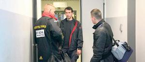 Nichts geht mehr. Die Leichtathletik- und die Schwimmhalle im Potsdamer Luftschiffhafen sind seit Mittwoch komplett gesperrt. Der Wachschutz sorgt jetzt dafür, dass niemand mehr das unsichere Gebäude betritt.