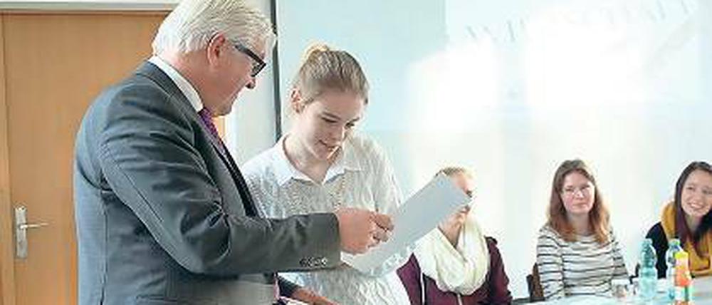 Guter Tipp. Steinmeier dankte mit Urkunden den Schülern für ihren Vortrag.
