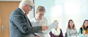 Guter Tipp. Steinmeier dankte mit Urkunden den Schülern für ihren Vortrag.