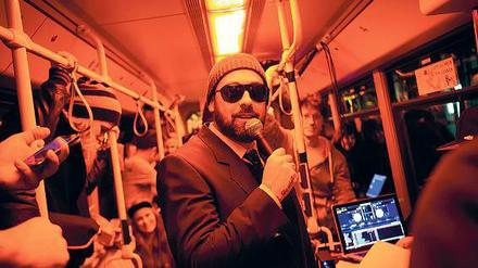 Tamtam in der Tram. Sido rappt sich in der Straßenbahn durch Berlin.