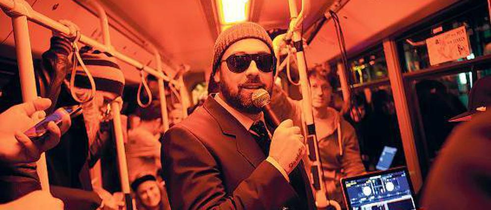 Tamtam in der Tram. Sido rappt sich in der Straßenbahn durch Berlin.