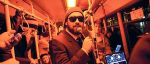 Tamtam in der Tram. Sido rappt sich in der Straßenbahn durch Berlin.