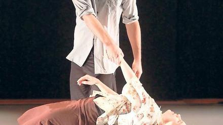 Raus aus der Routine, weg von der Schwerkraft: Laura Heinecke und Yannis Karalis spielen ein Paar, das schon lange zusammenlebt. Beim Tanzen folgen sie unsichtbaren Wegen.