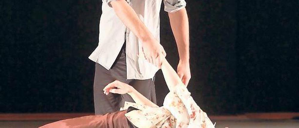 Raus aus der Routine, weg von der Schwerkraft: Laura Heinecke und Yannis Karalis spielen ein Paar, das schon lange zusammenlebt. Beim Tanzen folgen sie unsichtbaren Wegen.