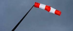 Volles Rohr. Im Laufe des Donnerstags frischt der Wind immer weiter auf. Abends wird er zum schweren Sturm.